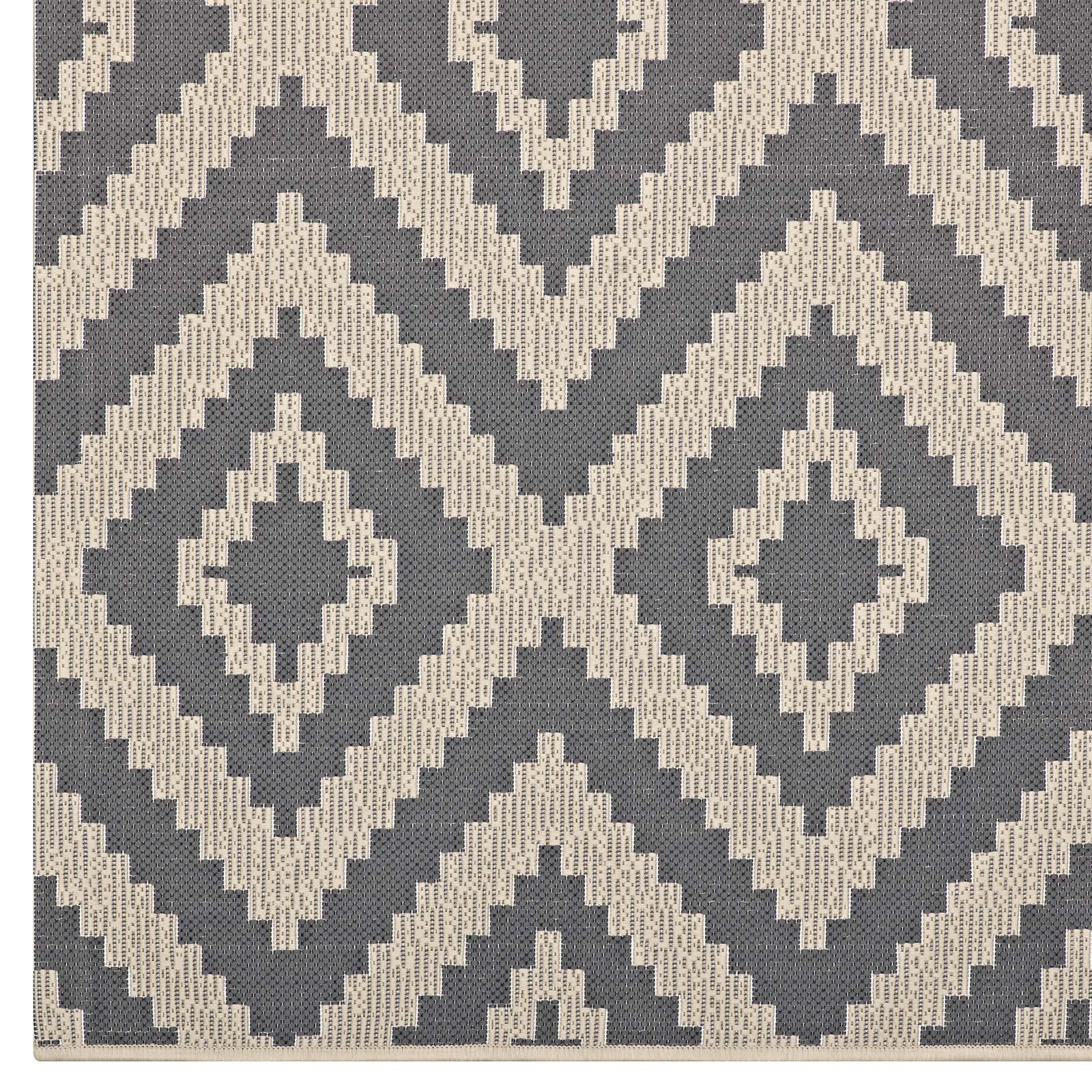 Jagged Geometric Diamond Trellis 4x6 Indoor and Outdoor Area Rug