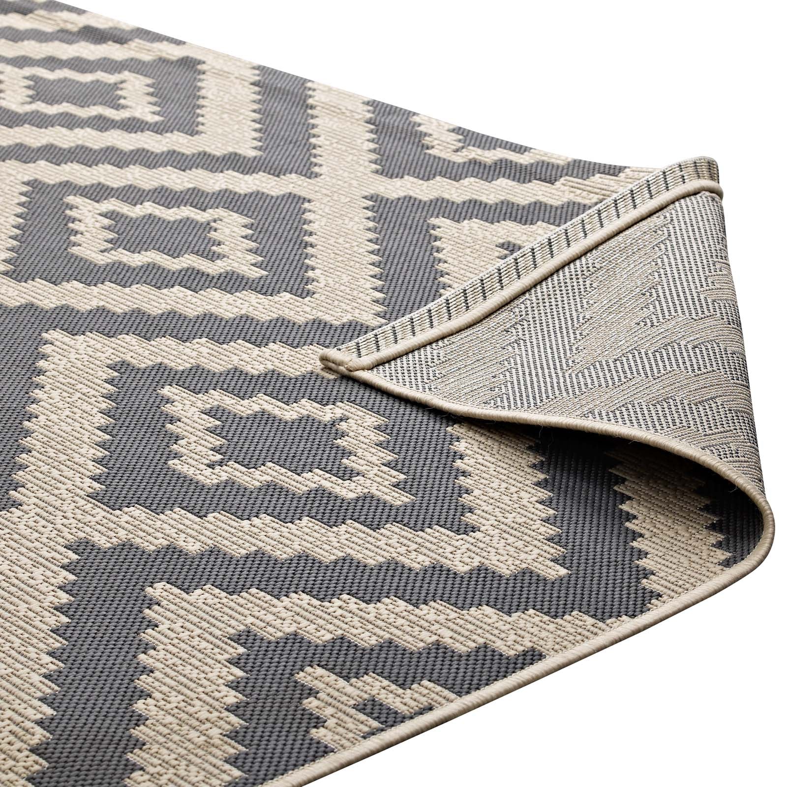 Jagged Geometric Diamond Trellis 4x6 Indoor and Outdoor Area Rug