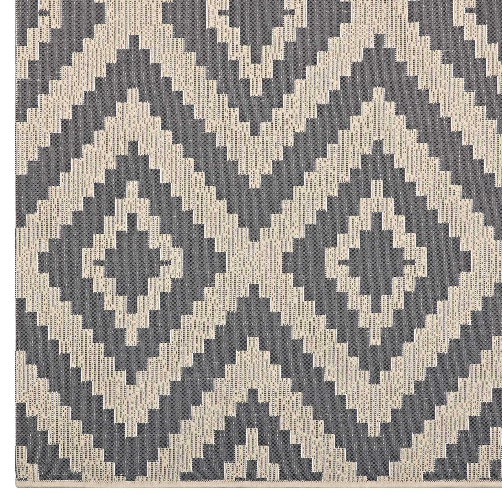 Jagged Geometric Diamond Trellis 5x8 Indoor and Outdoor Area Rug